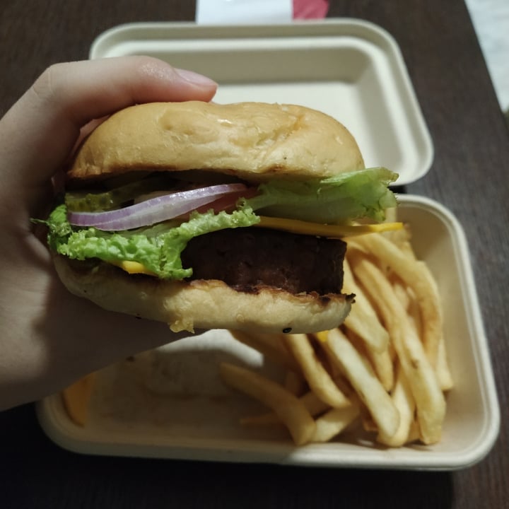 photo of Grand Hyatt Singapore Classic cheese beyond burger shared by @minli on  23 May 2021 - review