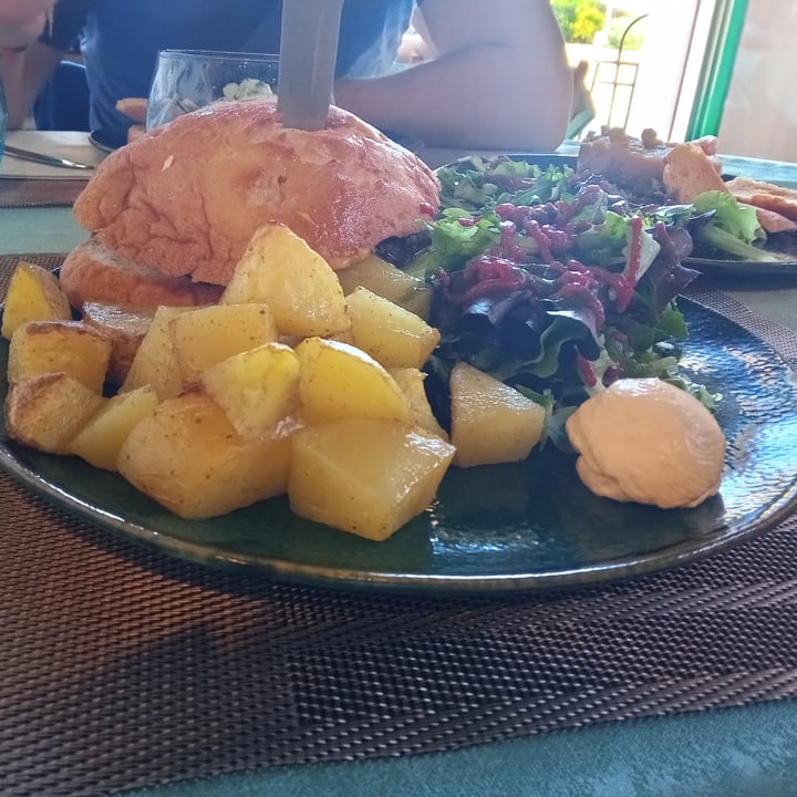 photo of Restaurant Be free 100% Gluten free Veg Burger dello chef, pane artigianale,avocado, crema di patate, cipolle caramellate, crema carote e zenzero, funghi, basilico, insalata e patate al forno shared by @labohemienne on  29 Oct 2022 - review