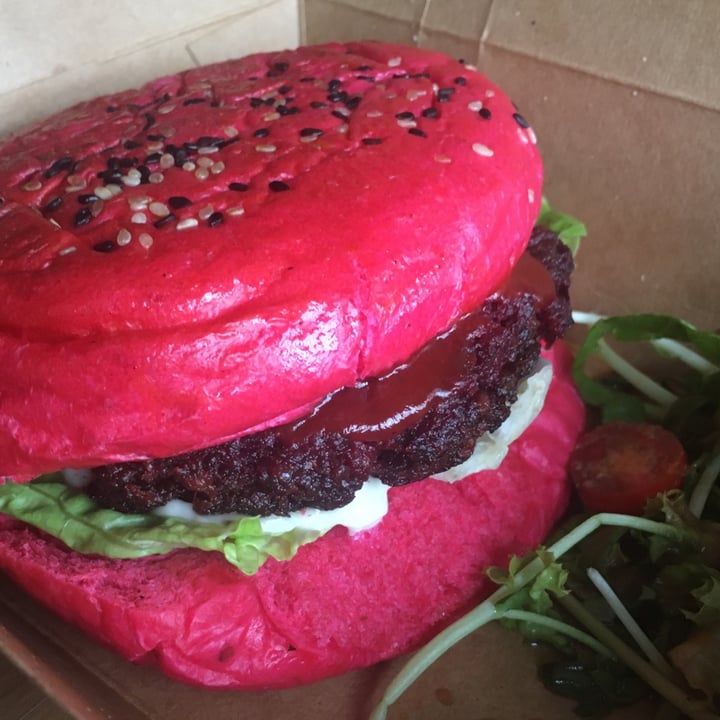 photo of The Hungry Tapir Pink Bombshell Burger shared by @johnycopor on  14 Feb 2021 - review