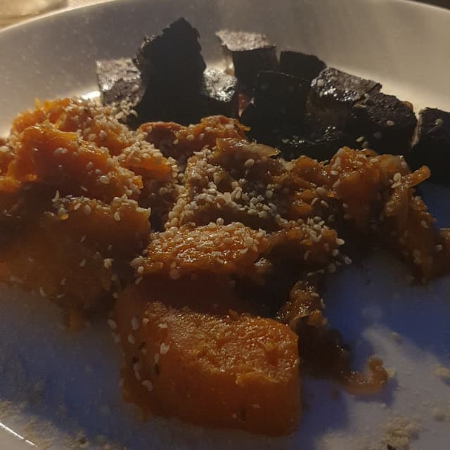 「Seitan Brasato Al Vino Rosso E Zucca Violina Spadellata」の料理の写真
