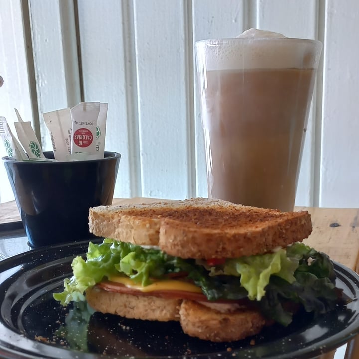 review photo of Cafetería 1987 Sandwich De Jamón De Soya shared by @griseldafazm on 15 Jul 2022 - review
