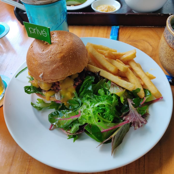 review photo of Privé CHIJMES Plant-Based Truffled Mushroom Swiss Burger shared by @hownowbrownkow on 16 Aug 2020 - review