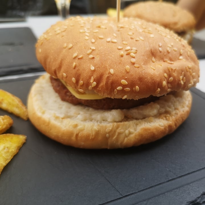 photo of Cerveceria La Raposa Hamburguesa Asturies shared by @pawwgreen on  12 Aug 2021 - review