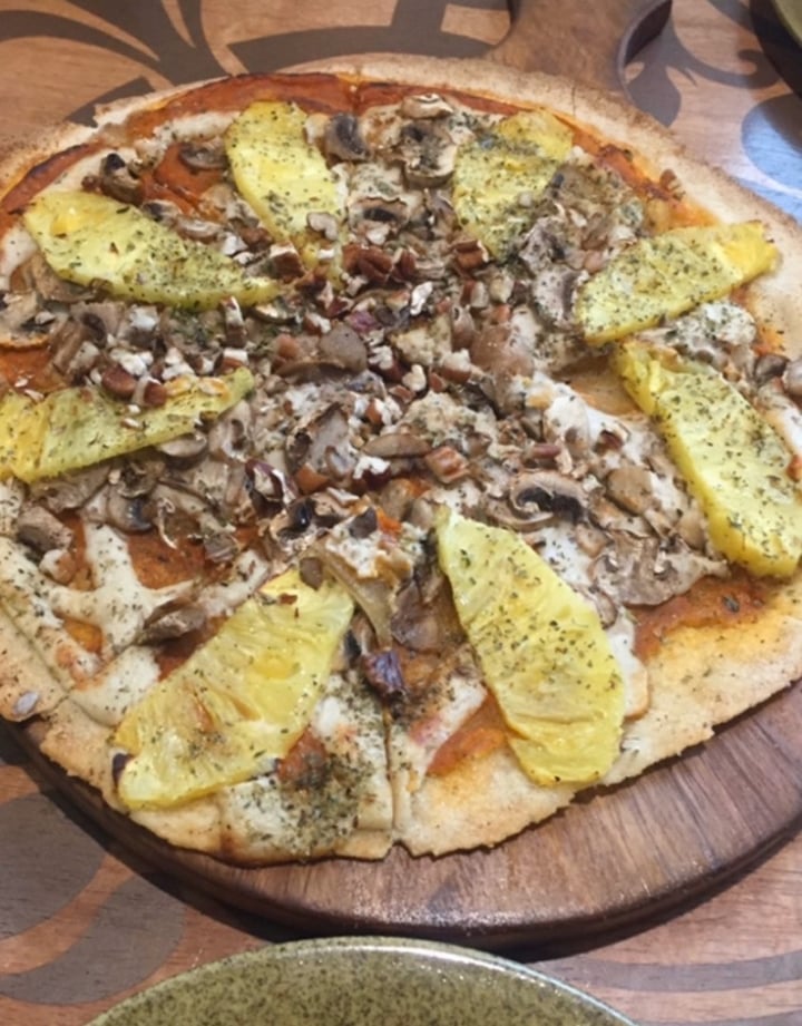 photo of Veda Restaurant Pizza hawaiana vegana shared by @fatimagoin on  30 Mar 2020 - review