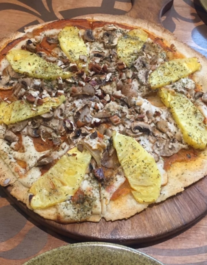 review photo of Veda Restaurant Pizza hawaiana vegana shared by @fatimagoin on 30 Mar 2020 - review