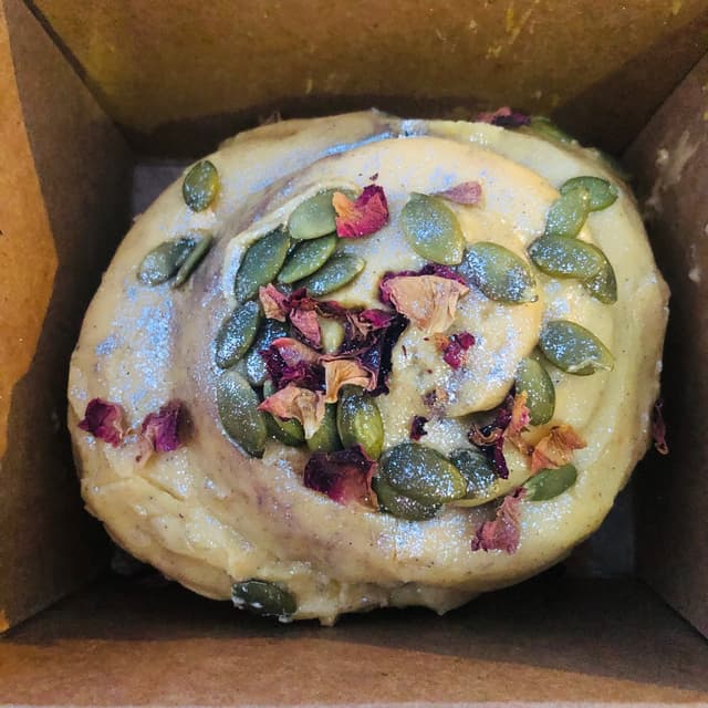 「Cinnamon Bun W/ Pumpkin Seeds」の料理の写真