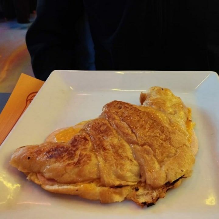 photo of Freedom Cakes Croissant con jamón y queso shared by @txispa on  24 Nov 2022 - review