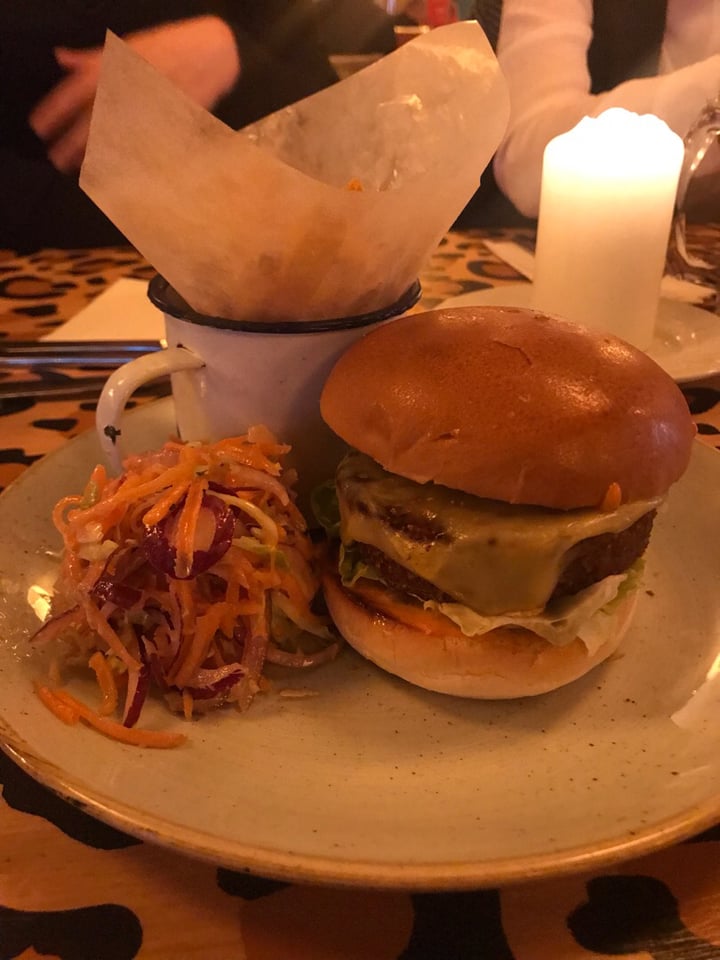 photo of Mercado Lounge Vegan ‘Beyond’ Cheese Burger shared by @emmaxxx on  12 Apr 2019 - review