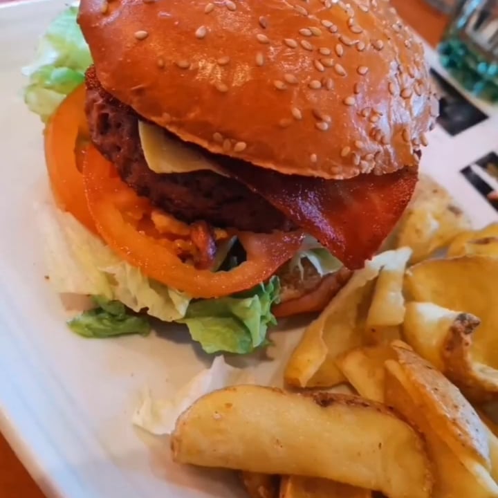 photo of fosters hollywood Director’s Choice Veggie shared by @salomejaramillo on  11 Nov 2021 - review