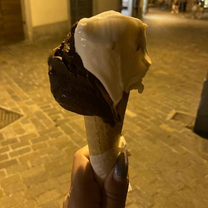 photo of Artigiana gelati Gelato Vegano Soia e Cioccolato Fondente shared by @federego77 on  19 Jun 2022 - review