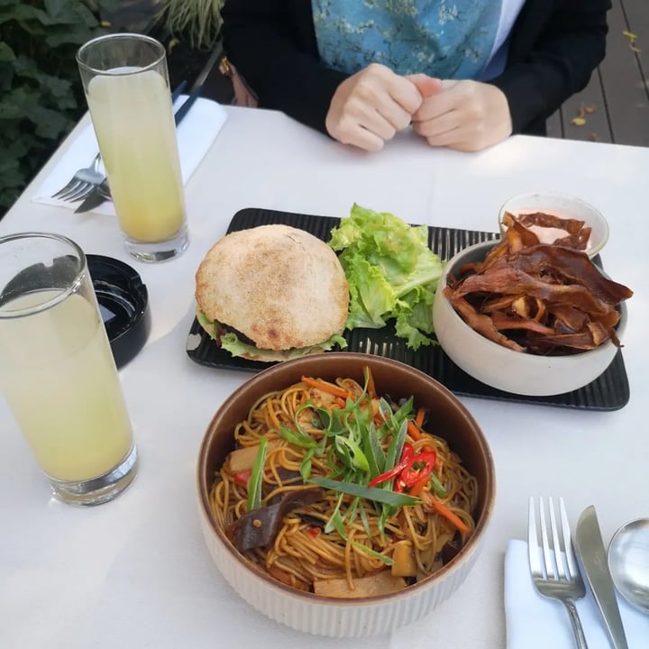 photo of Samsara Foodhouse Mushroom Bürger, Spice Bamboo Noodle, Tris Cakes shared by @elisabettac on  29 Nov 2021 - review