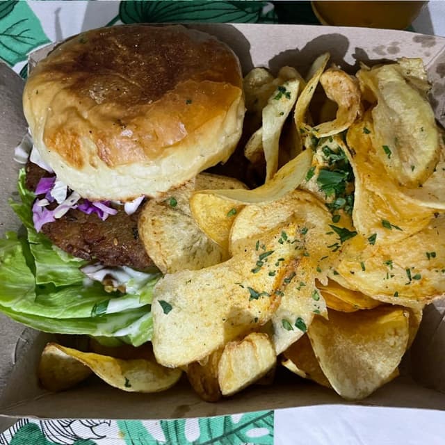 Photo of the dish “Hamburguesa de falafel con papas”