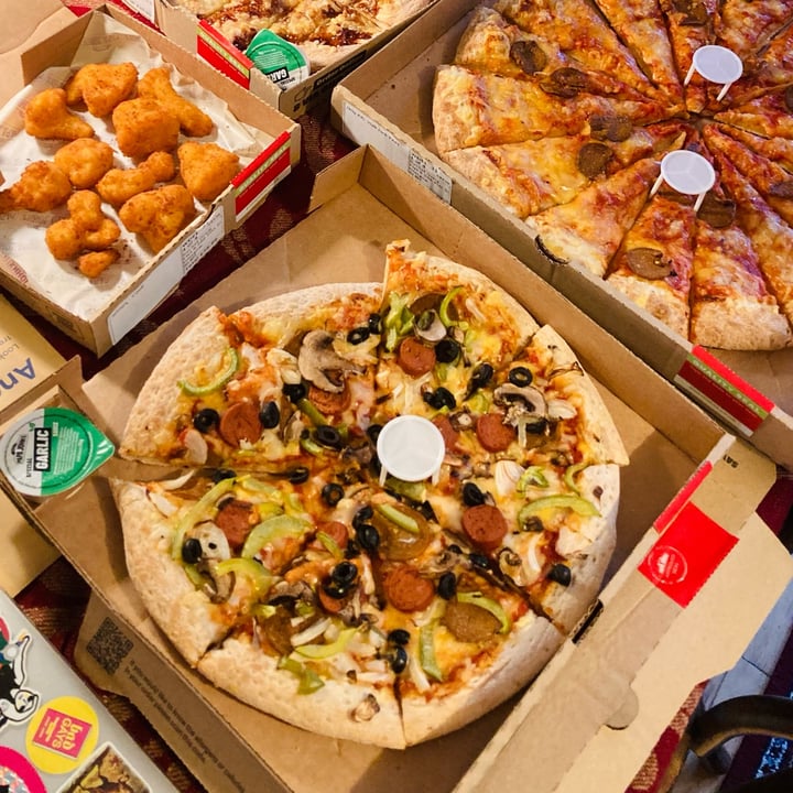 photo of Papa John's Pizza The Vegan Works shared by @katelouisepowell on  10 Aug 2022 - review