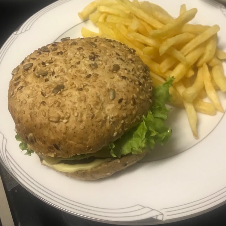 photo of The Fussy Vegan Beyond Cheese burger meal shared by @vangees16 on  25 Jan 2021 - review