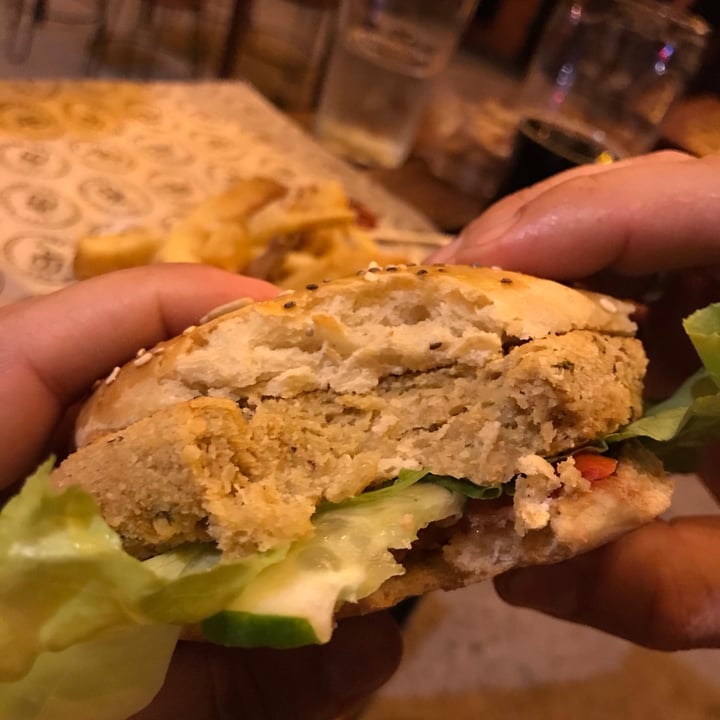 photo of Area Beer Adrogue Hamburguesa Vegana shared by @brenalburquerque on  11 Jan 2021 - review