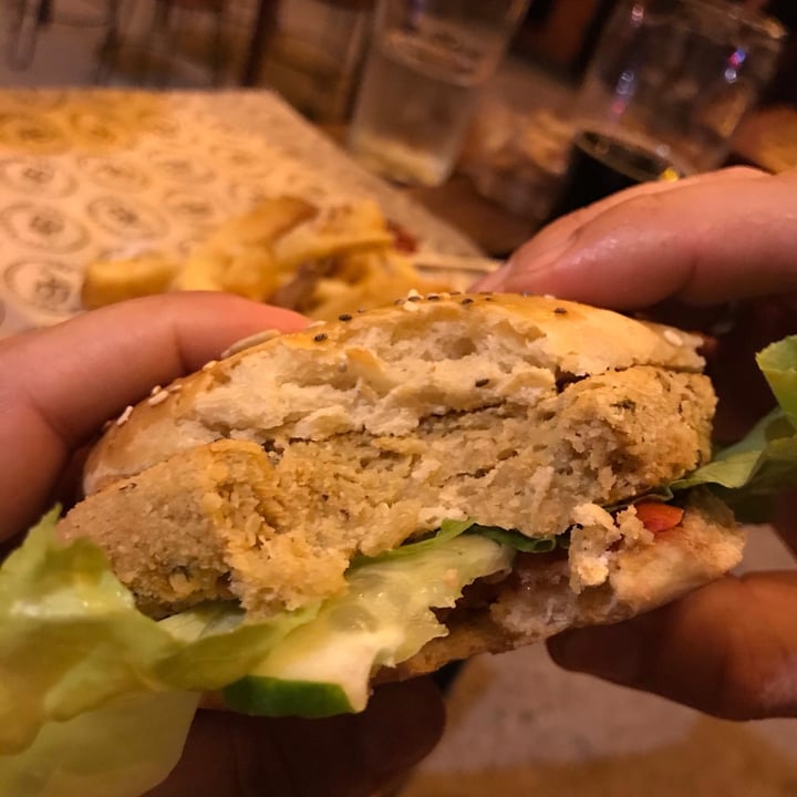 review photo of Area Beer Adrogue Hamburguesa Vegana shared by @brenalburquerque on 11 Jan 2021 - review