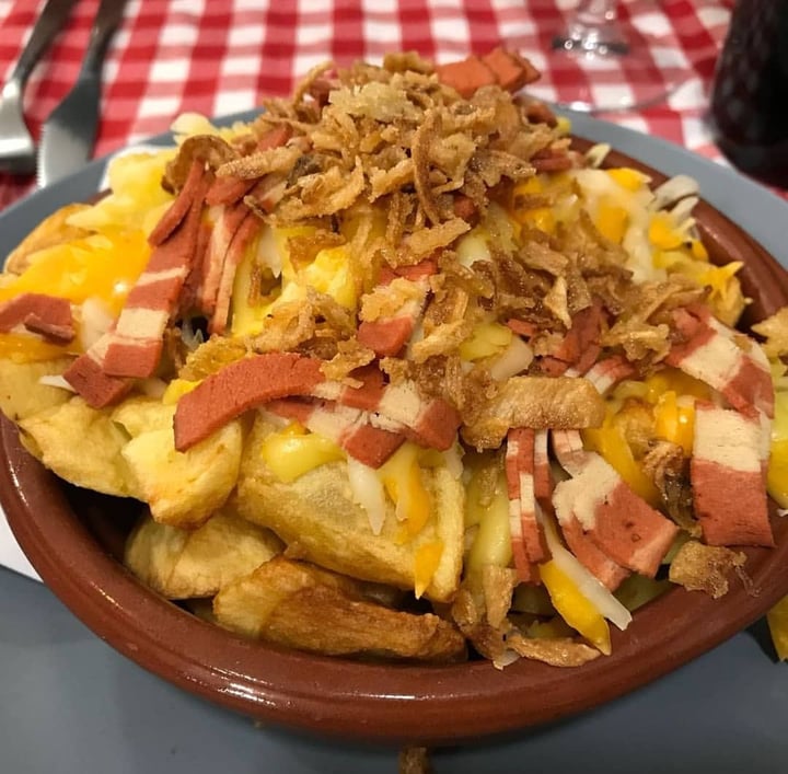 photo of Distrito Vegano Patatas con vacon y queso shared by @moomo on  03 Sep 2019 - review