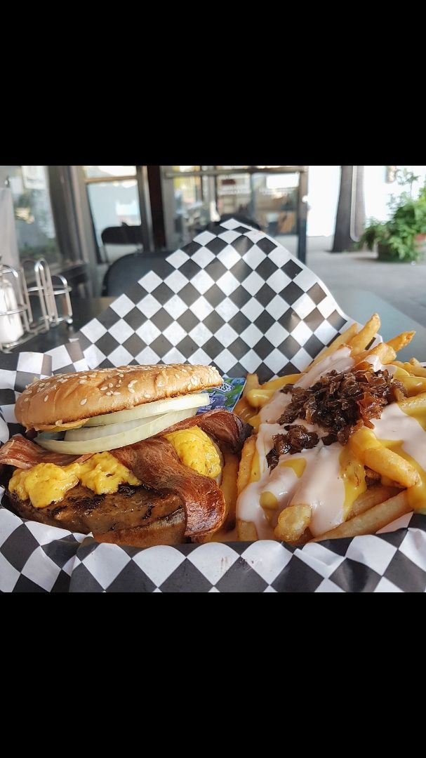review photo of Doomie's Home Cookin' Bacon Burger shared by @peterhammer on 02 Dec 2018 - review