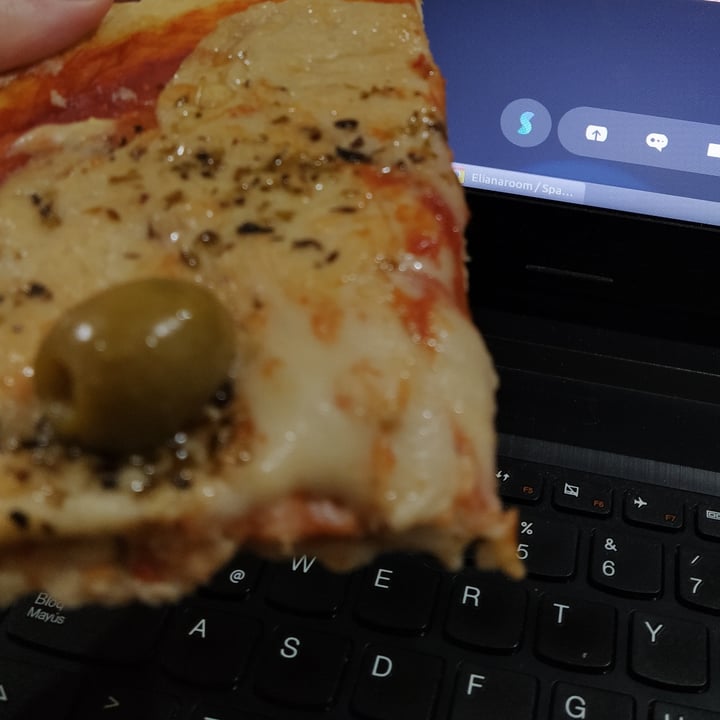 photo of Es por ahí vegane Pizza Con Mozza De Cajú shared by @anife on  05 Aug 2020 - review