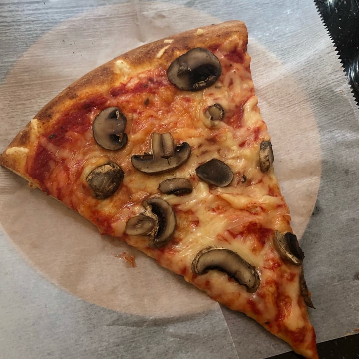 photo of Artistic pizza Mushroom Slice shared by @ziyingjn on  22 Apr 2022 - review