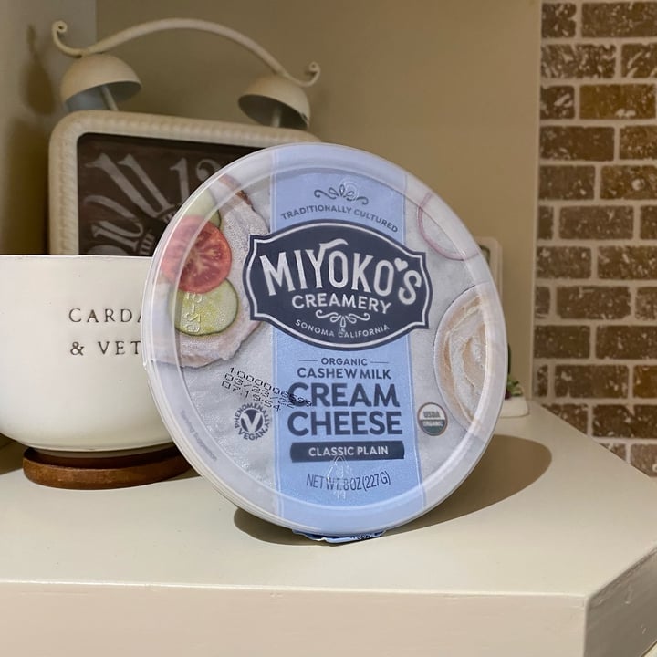photo of Miyoko's Creamery Organic Cultured Vegan Cream Cheese Classic Plain shared by @yarilovezzucchini on  01 Apr 2022 - review