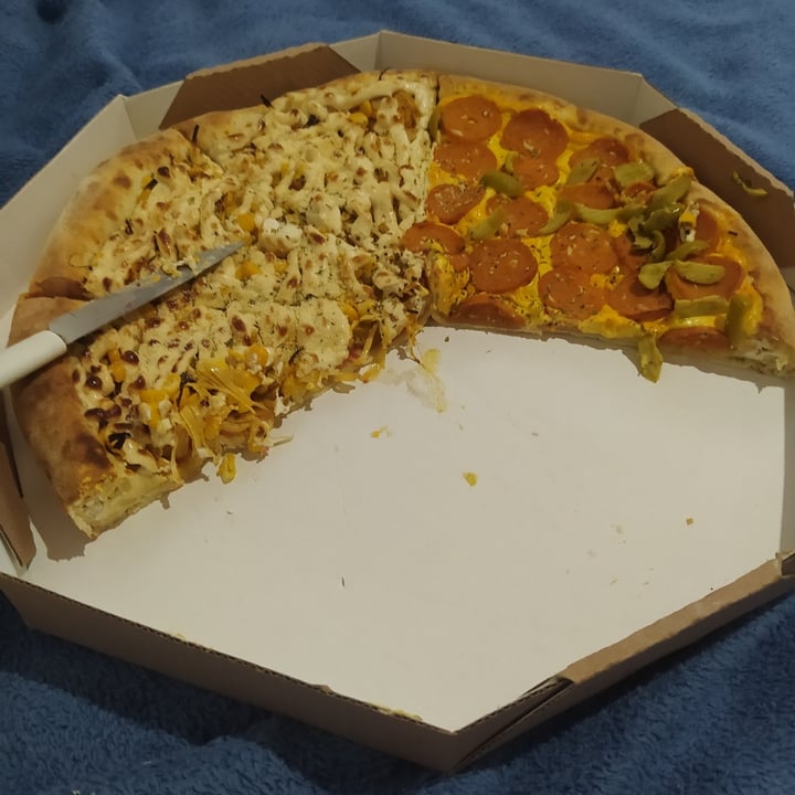 review photo of Vegana's Burguer&Pizza Pizza 1/2 Calabresa e 1/2 Jaca shared by @danilero on 13 May 2022 - review
