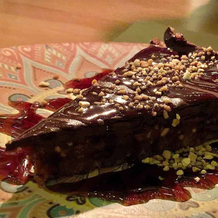 photo of Dorothy's Veggie Bistro Tarta Twix De Chocolate Y Toffee De Cacahuete Y Dátil shared by @naivoncake on  26 Sep 2020 - review