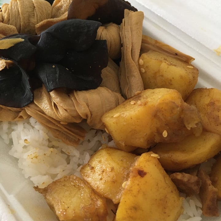 review photo of NTUC Foodfare - Sembawang MRT (Food Court) Vegetarian mixed rice shared by @nomadicjen on 15 May 2020 - review