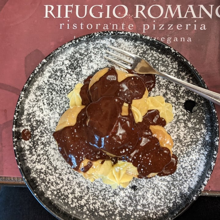 photo of Rifugio Romano Profiterole vegan e senza glutine shared by @sherpug on  11 Apr 2022 - review