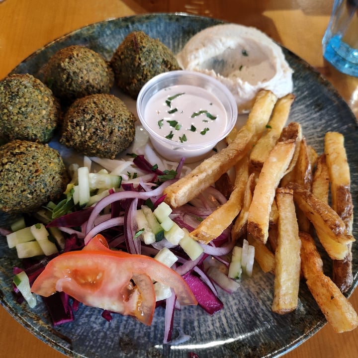 photo of Hummus and Company Plato Vegano shared by @silvia-m on  05 Dec 2022 - review