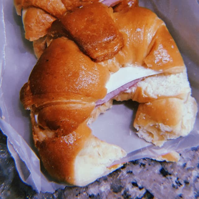 菜肴“Medialunas con Jamón y Queso”的照片