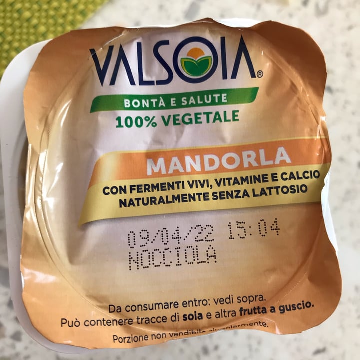 photo of Valsoia Yogurt Bianco Extra Cremoso Mandorla shared by @erika99 on  17 Mar 2022 - review