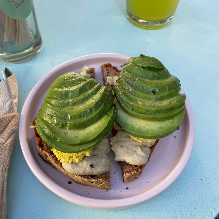 photo of YUNGA Café Tostada Con Palta Y Tofu Revuelto shared by @caroesti on  26 May 2022 - review