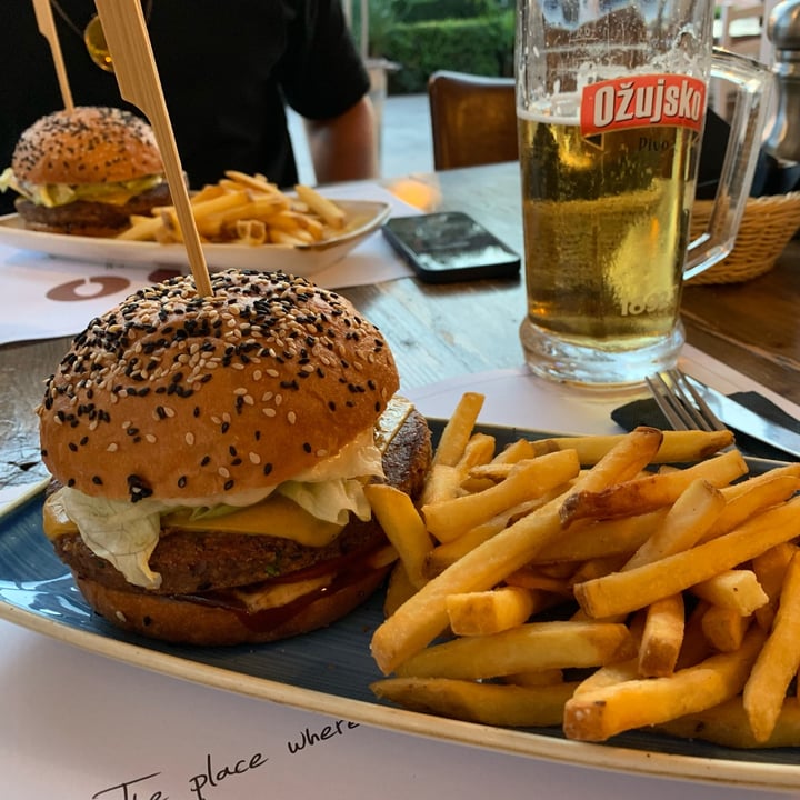 photo of Salt & Pepper Vegan burger shared by @feonaci on  30 Sep 2021 - review