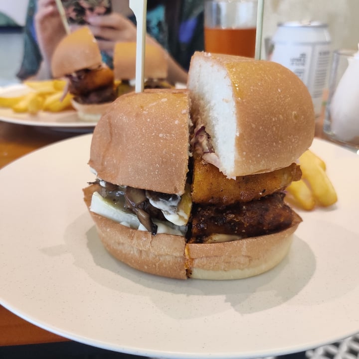 photo of Love Handle  Hot TiNDLE™ Chicken Burger shared by @lazula14 on  28 Feb 2022 - review