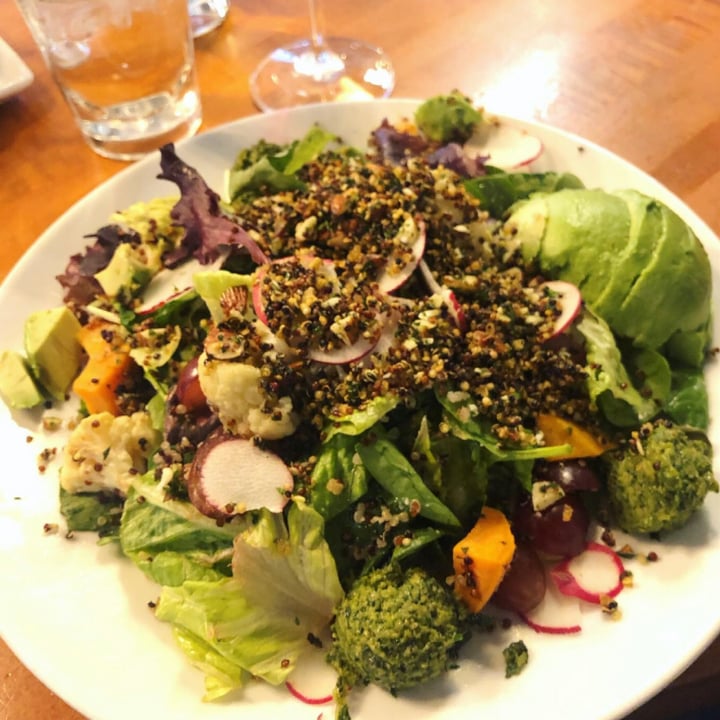 review photo of Earls Kitchen + Bar Vegan Mother Earth Bowl shared by @rayna on 30 Dec 2021 - review