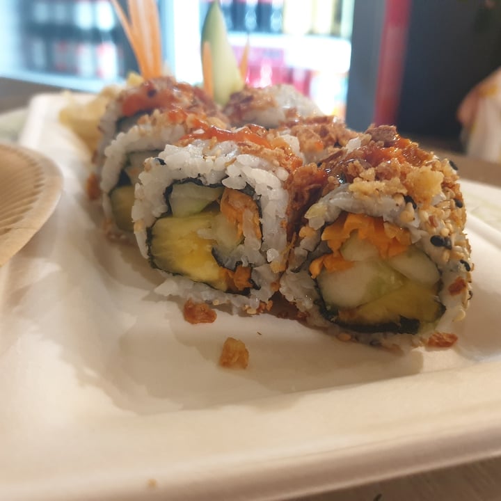 photo of Chafbius Thai-Perú uramaki con cipolla fritta, ananas e verdure shared by @aurortyc on  01 Jun 2022 - review