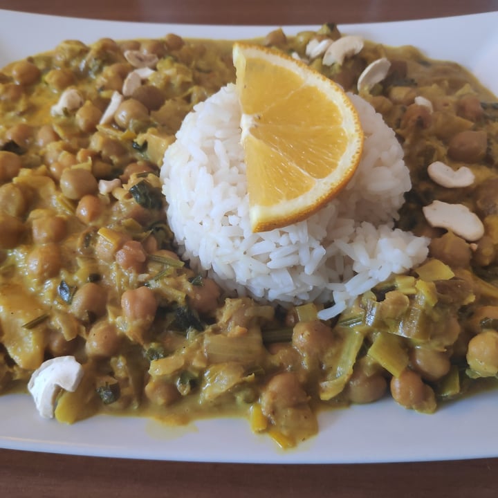 photo of Cafe Katzentempel Nürnberg Chickpeas And Mushrooms Curry shared by @josehdz on  29 Nov 2020 - review