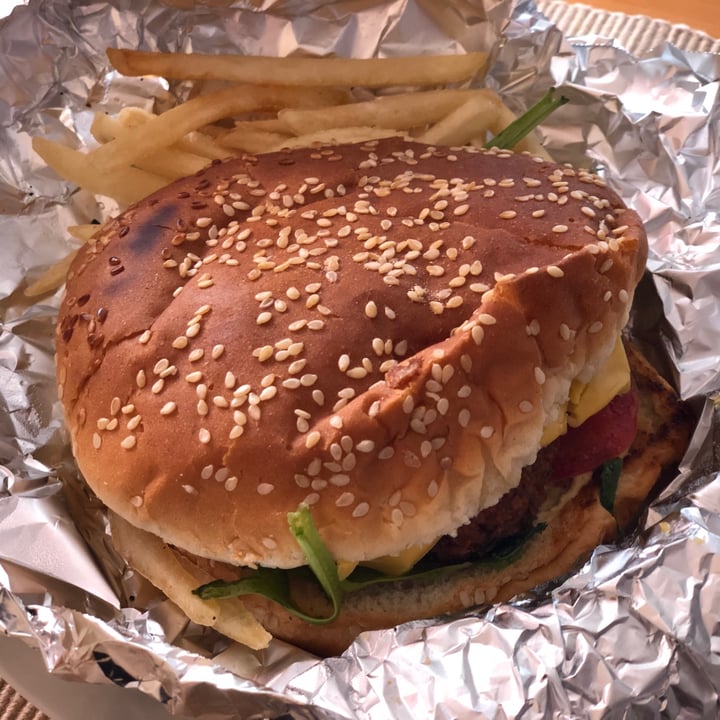 photo of Veggie Happy Hamburguesa de falafel shared by @palomaiturrizar on  16 Dec 2020 - review