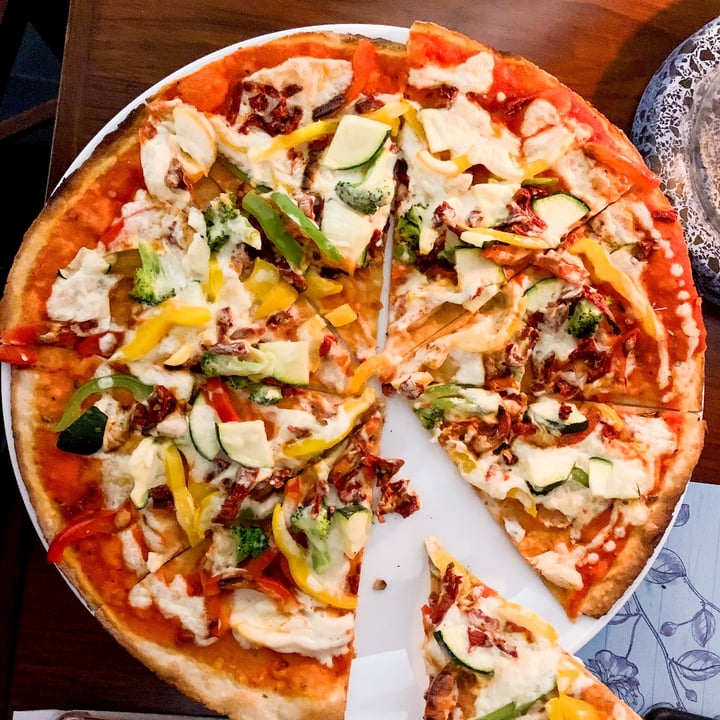 photo of Dario's restaurant café bar Vegan Farmer's Pizza shared by @aveganfantasy on  16 Nov 2021 - review