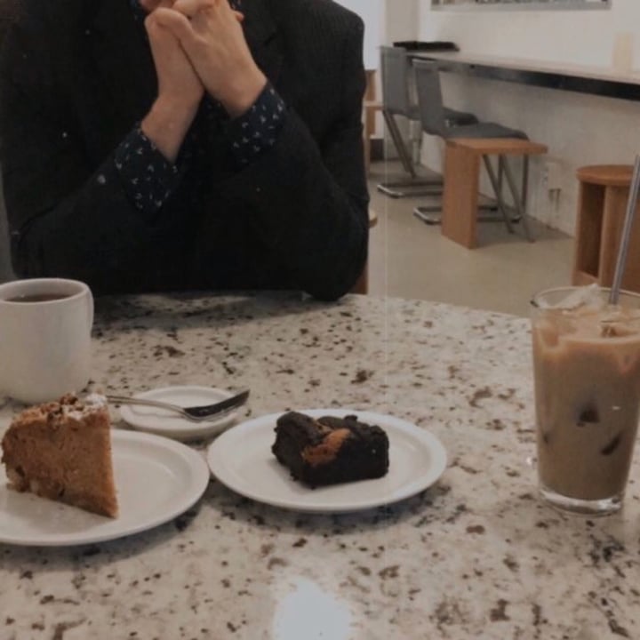 review photo of Veganique Vegan Apple Crumble Cake shared by @bekapv on 02 Mar 2020 - review