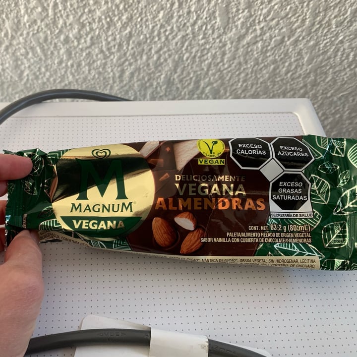 photo of Holanda Magnum vegana Almendras shared by @carlaconcvivi on  15 Dec 2022 - review