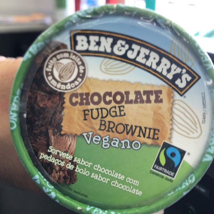 review photo of Ben & Jerry's Chocolate Fudge Brownie Vegano shared by @giselleanzini on 06 Aug 2022 - review