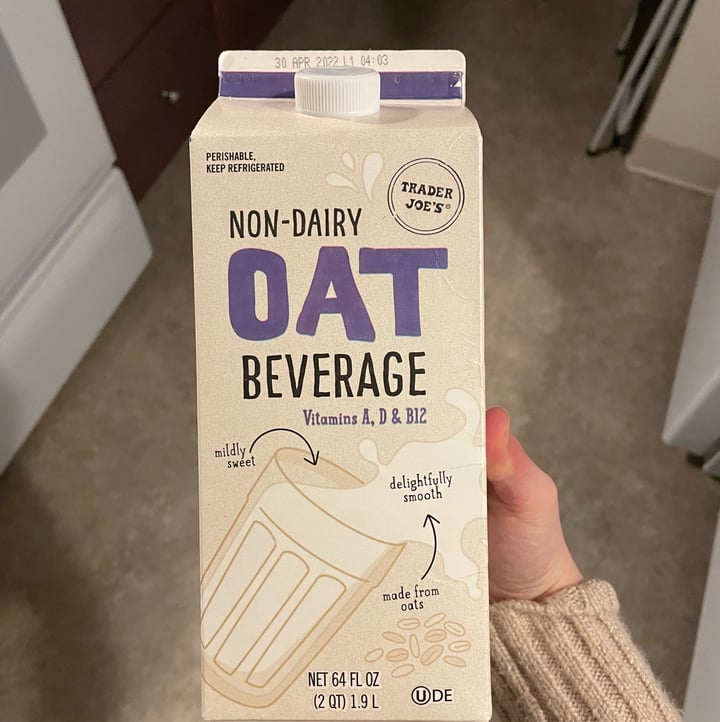 photo of Trader Joe's Non-Dairy Oat Beverage shared by @shmoopsify on  08 Jul 2022 - review