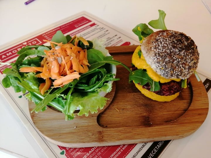 review photo of Amorcito Sabores Vegetarianos Hamburguesa De Quinoa Roja shared by @melumelona on 25 Nov 2019 - review