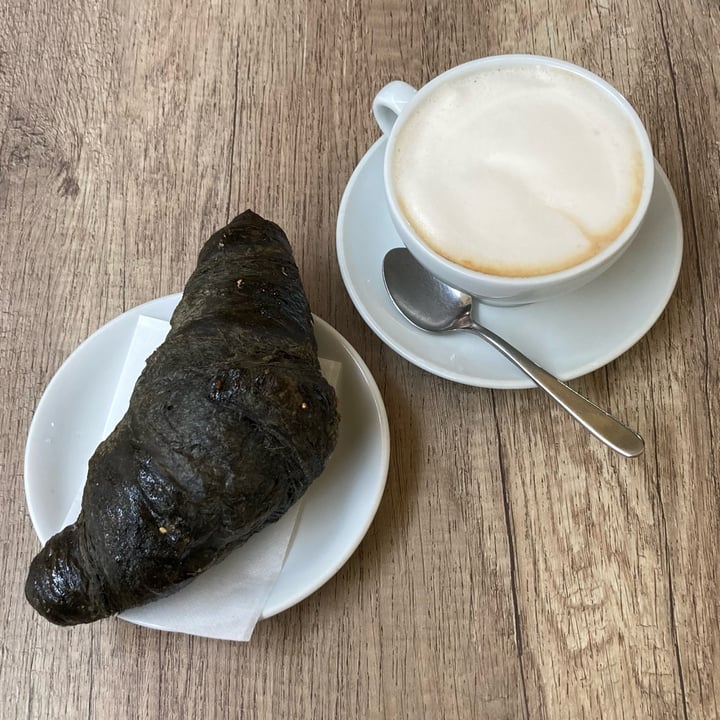 photo of Bottega Del Caffè Dersut Cappuccino Di Soia E Brioches Vegan shared by @m0nica on  13 Oct 2022 - review