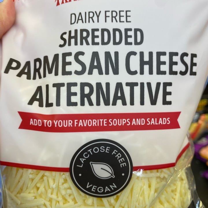 review photo of Trader Joe's Dairy-free shredded parmesan cheese alternative shared by @laurwy on 31 Dec 2021 - review