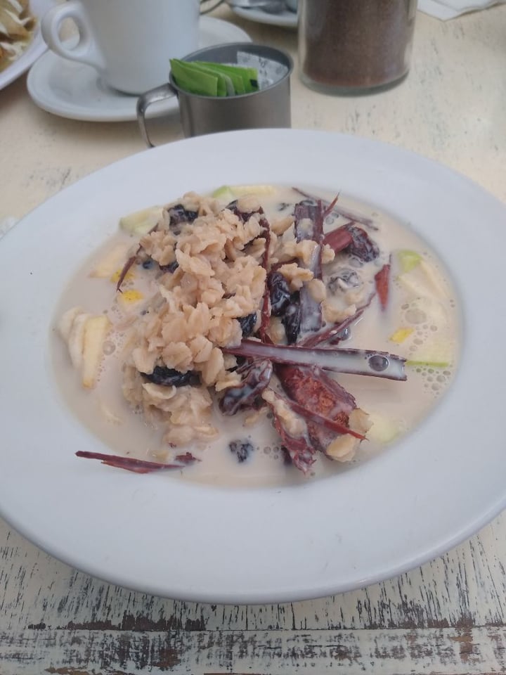 photo of Restaurant tierra mestiza Avena con Leche de Soya y Fruta shared by @inezaduran on  24 Mar 2020 - review