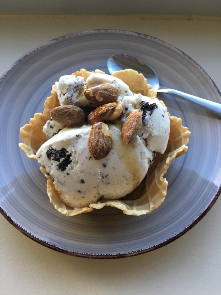 photo of Breyers Non-Dairy Oreo Cookies and Cream Ice Cream shared by @vicucha15 on  07 Sep 2019 - review