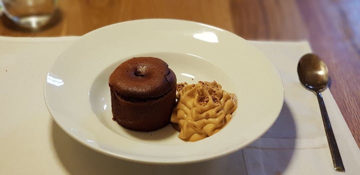 photo of Restaurant Casa Albets Coulant de chocolate y mousse de caramelo shared by @veganintheworld on  12 Jul 2019 - review